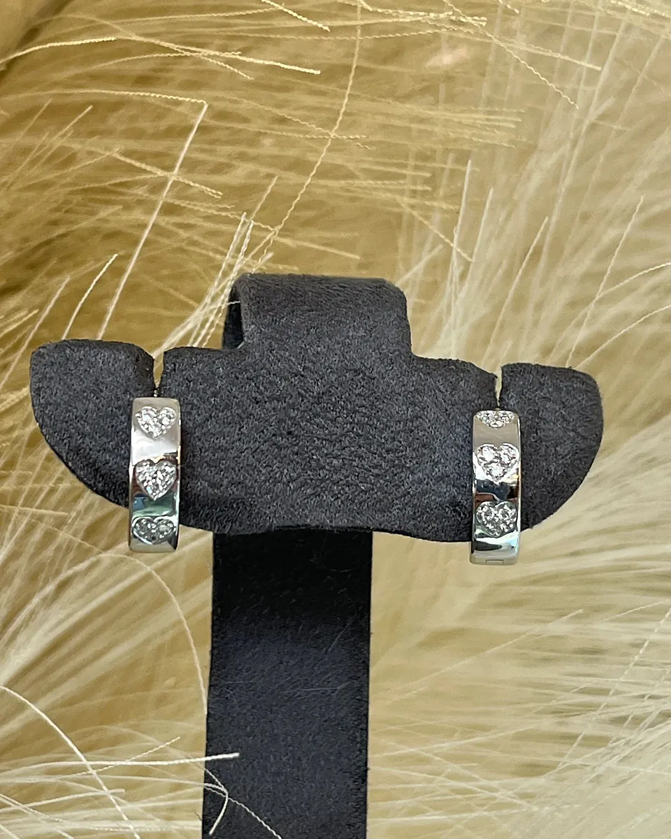 White-gold huggie hoop earrings set with heart-shaped stones